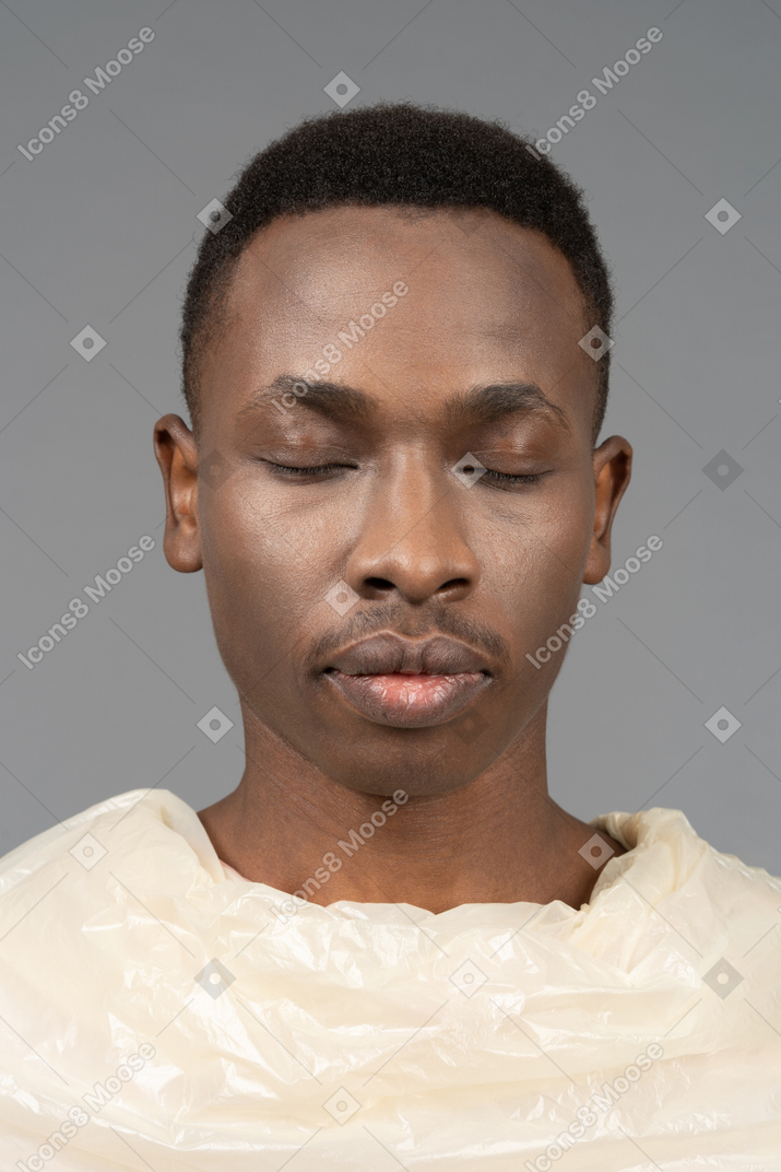Nahaufnahmeporträt eines afrikanischen mannes in plastik eingewickelt