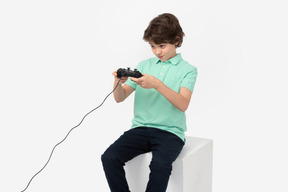 Konzentrierter junge, der videospiel spielt