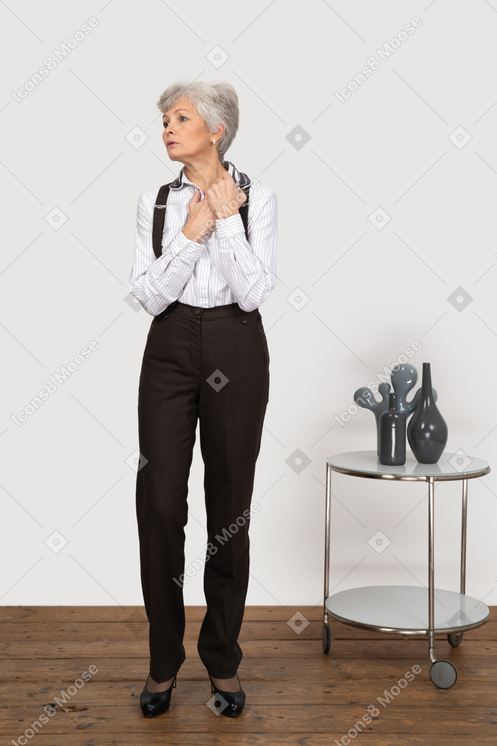 一緒に手をつないでオフィス服で心配している老婦人の正面図