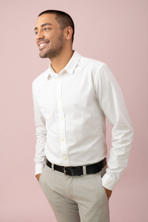 Hombre guapo joven en camisa blanca