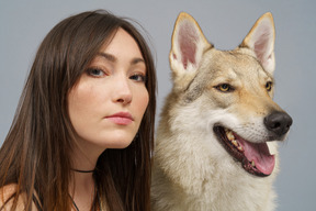 Primo piano di un maestro femmina con il suo cane