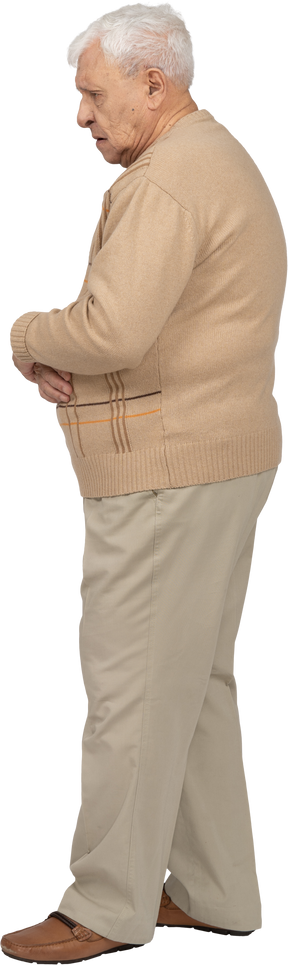 Vista lateral de un anciano gruñón con ropa informal