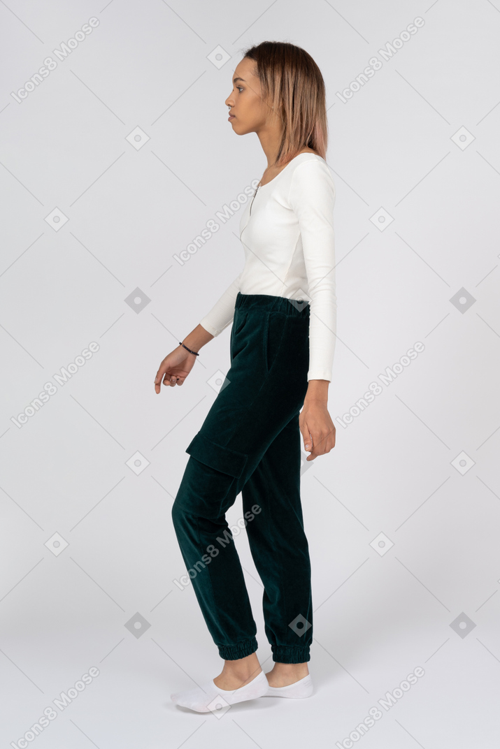 Mulher com roupas casuais caminhando