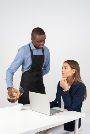 Attraktive geschäftsfrau, die am café arbeitet