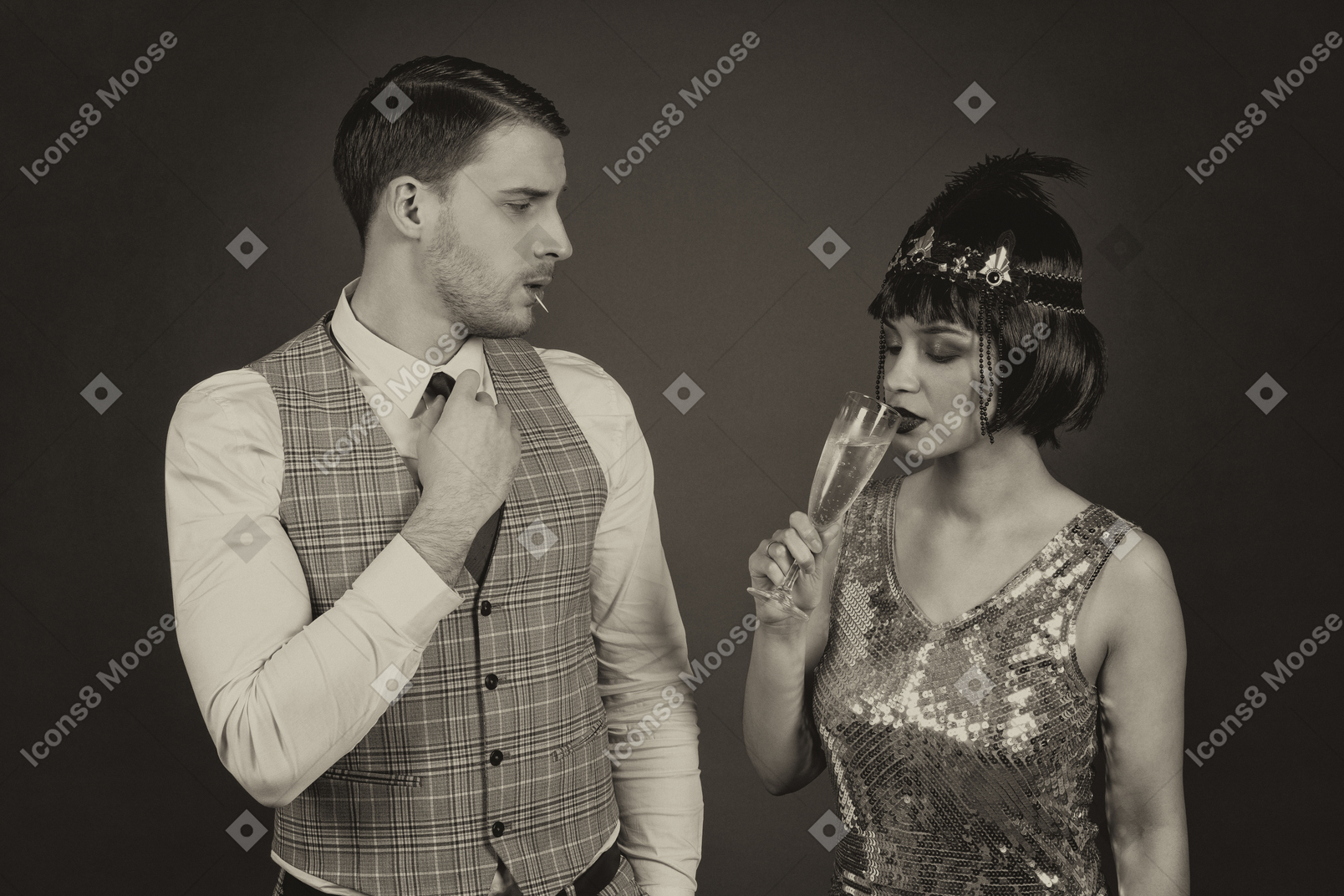 Homem ajustando uma gravata enquanto olha para a namorada com uma taça de champanhe