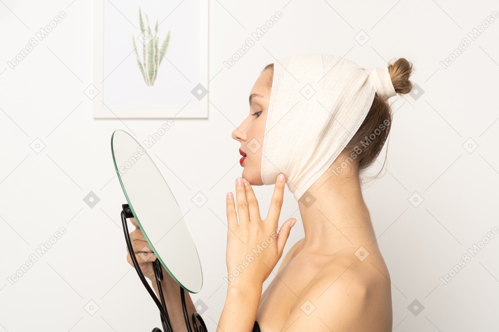 Frau mit bandagiertem kopf, die in den spiegel schaut