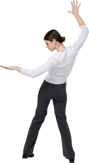 Vista posteriore di una donna in abito che balla