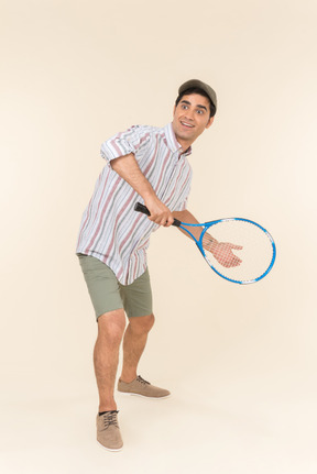 Jeune, caucasien, tenue, raquette tennis