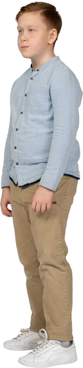 Vue latérale d'un garçon mignon dans des vêtements décontractés
