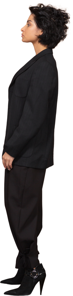 Seitenansicht einer geschäftsfrau im schwarzen anzug