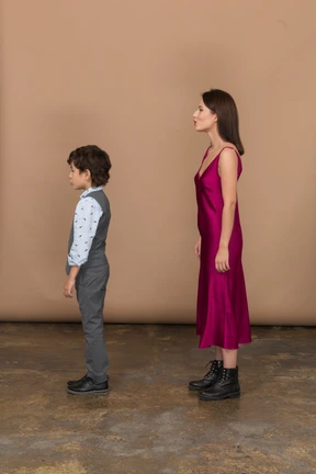 Familia elegante de perfil