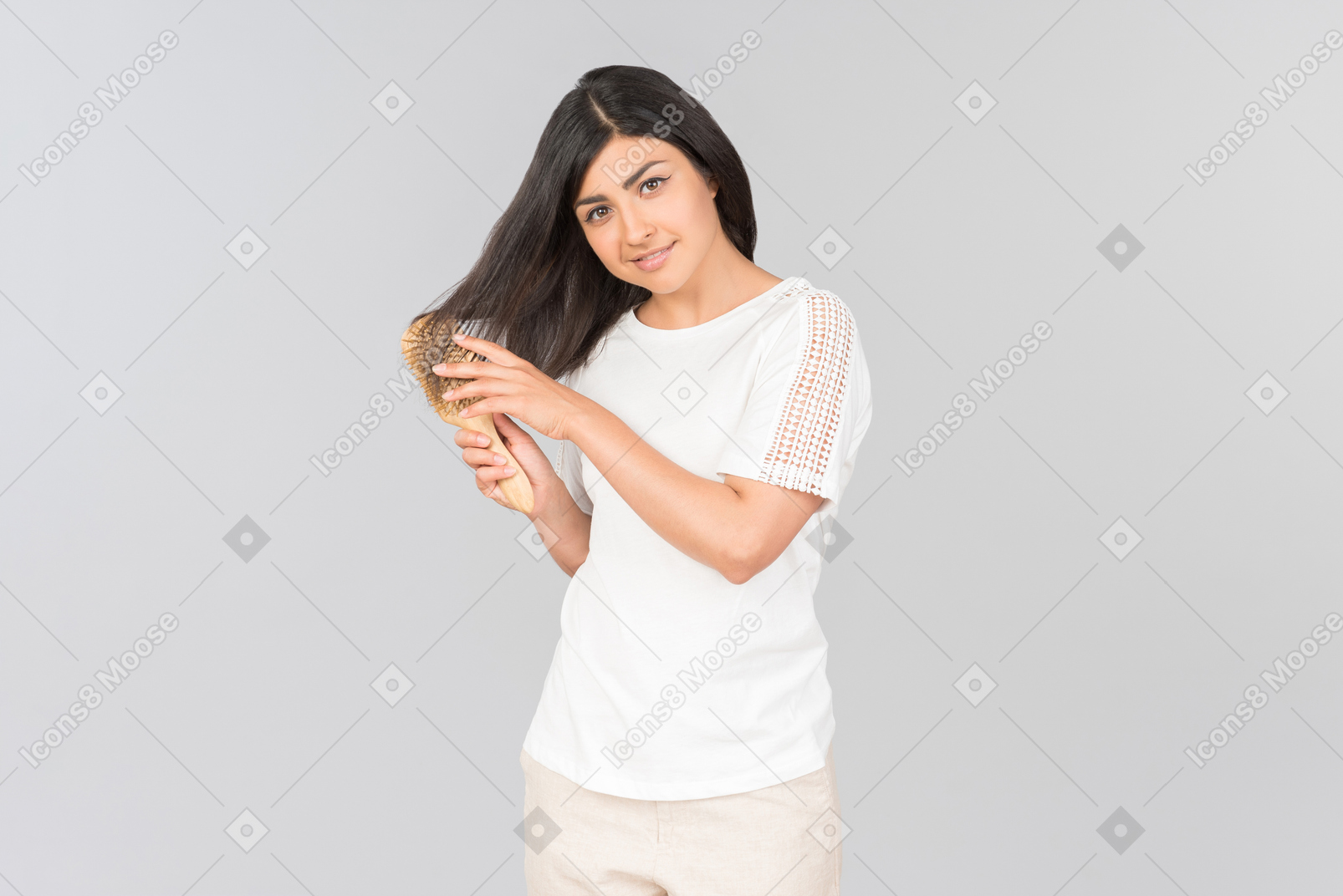 Молодая индийская женщина расчесывает волосы