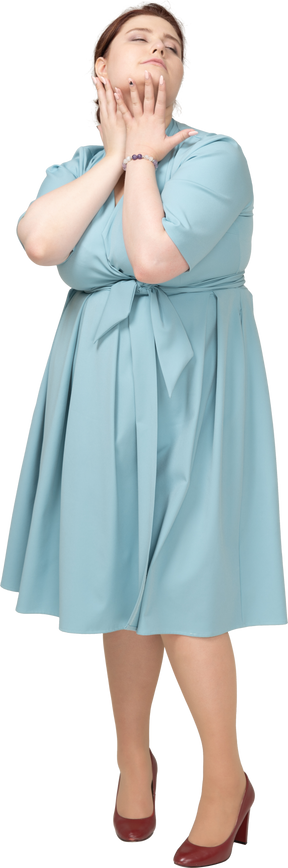 青いドレスのポーズをとって女性の正面図