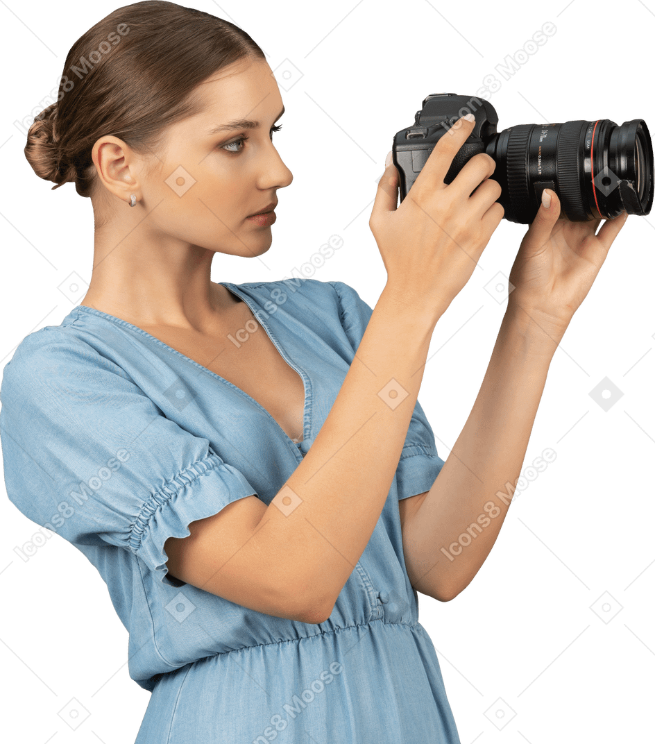 一名身穿蓝色连衣裙的年轻女子拍摄的侧视图