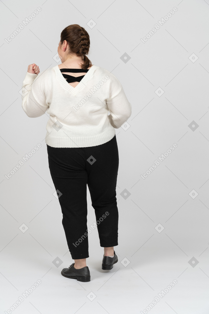 Mujer de talla grande en ropa casual de pie