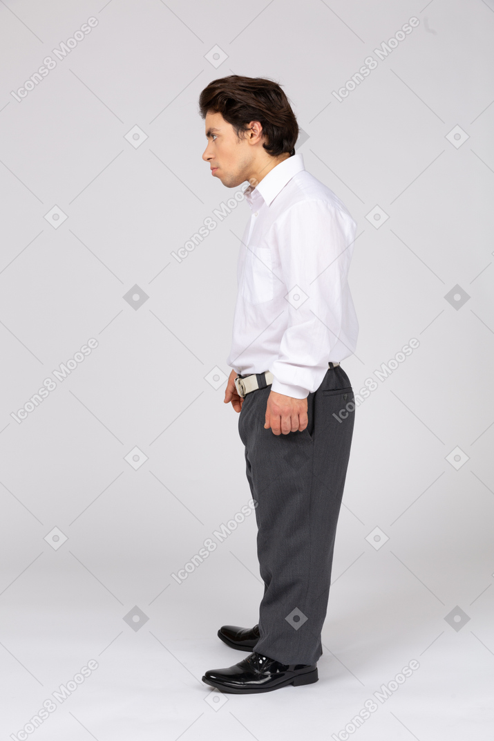 一个穿着商务休闲服的男人的侧面图，看着别处