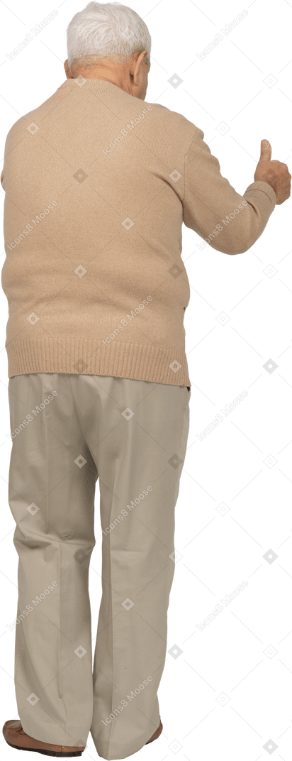 Vue arrière d'un vieil homme en vêtements décontractés montrant le pouce vers le haut