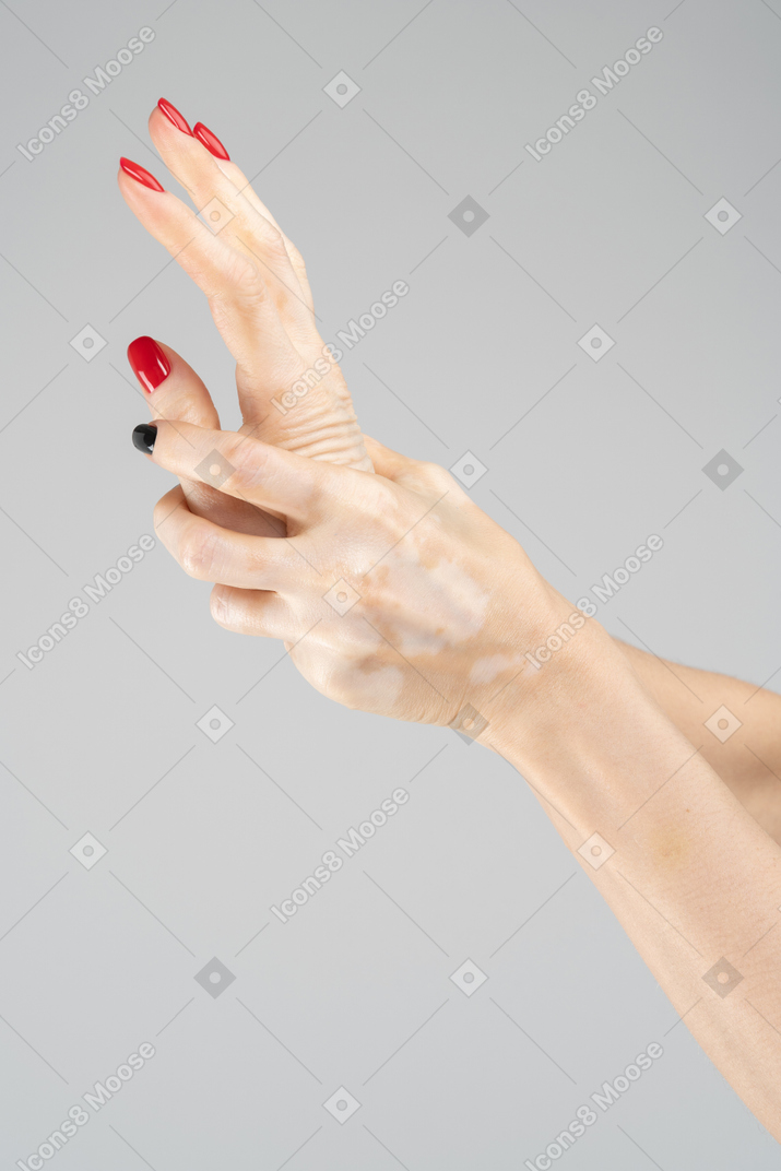 Mãos femininas com pigmentação