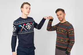 Братская команда в рождественских свитерах