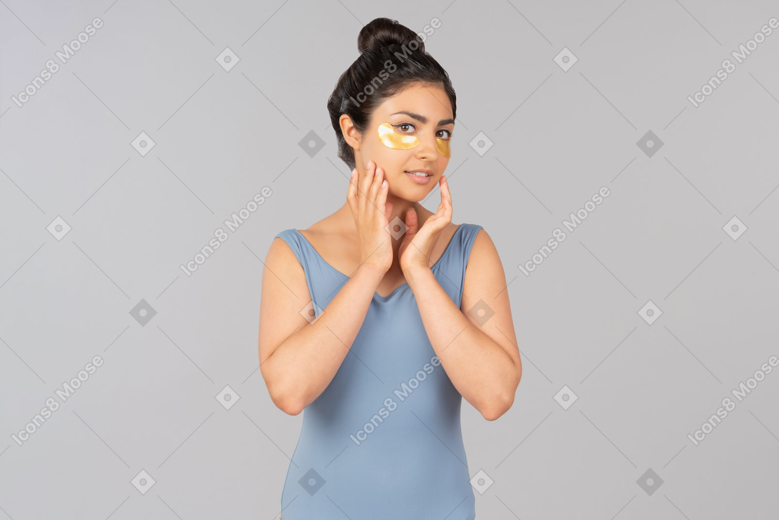 Mujer india con parches en los ojos tocando su rostro con las manos