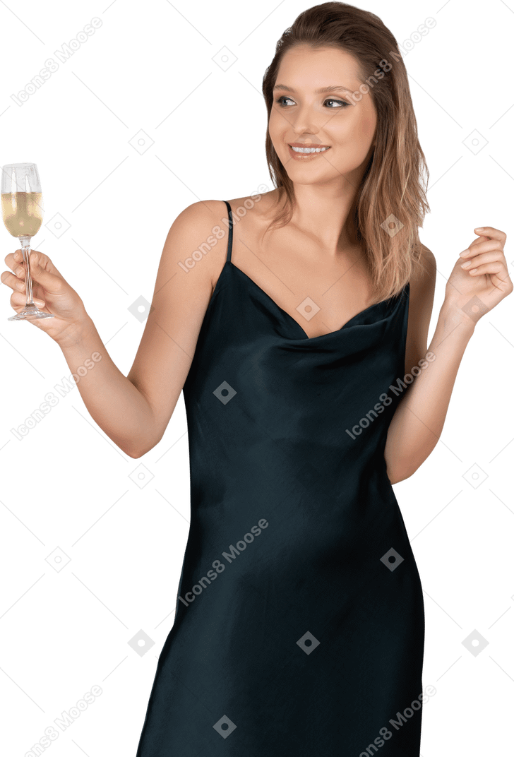 一个穿着睡衣的年轻女子拿着一杯香槟的前视图