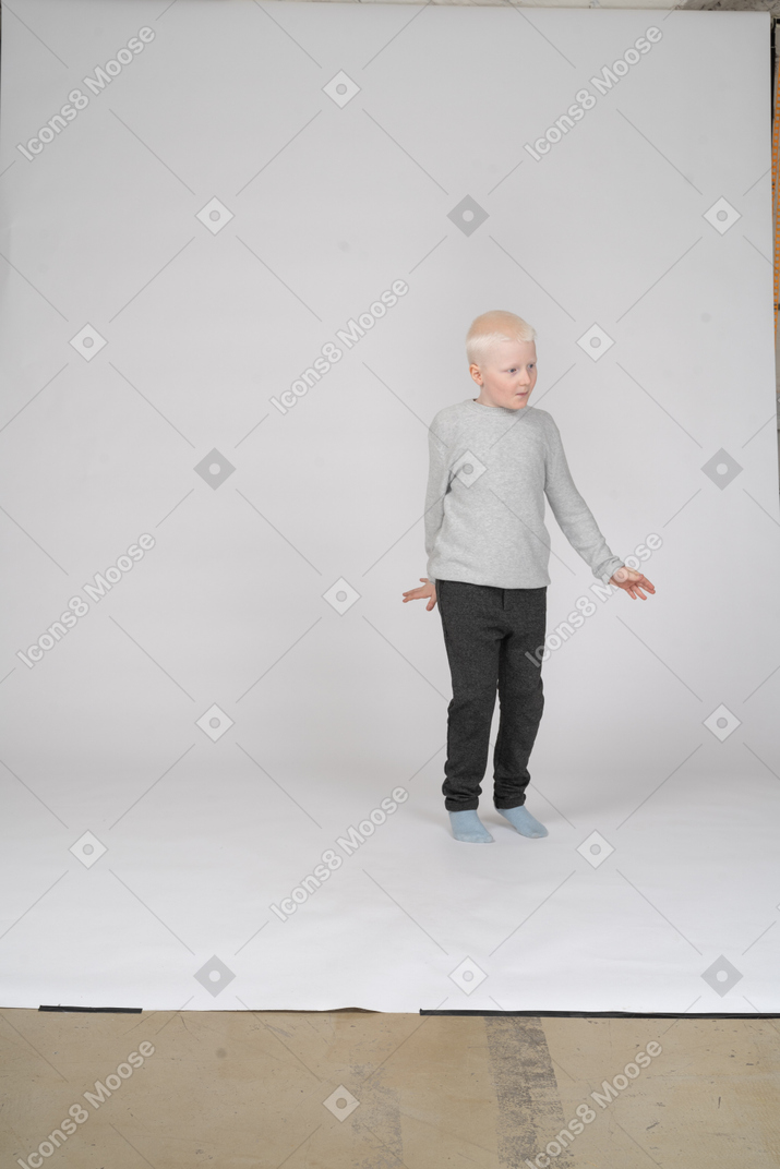 一个小男孩打手势的正面图