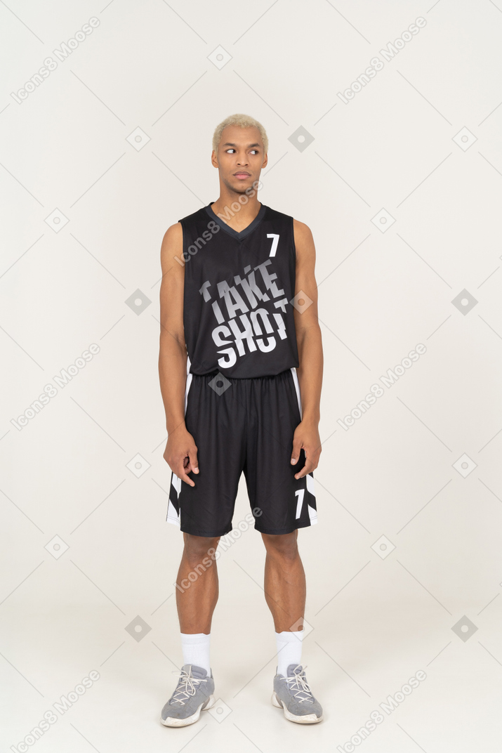 Vista frontal de um jovem jogador de basquete masculino confuso, olhando para o lado