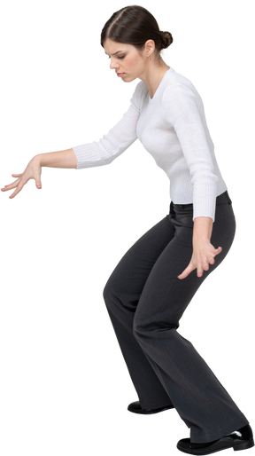 Vista laterale di una donna in abito che balla
