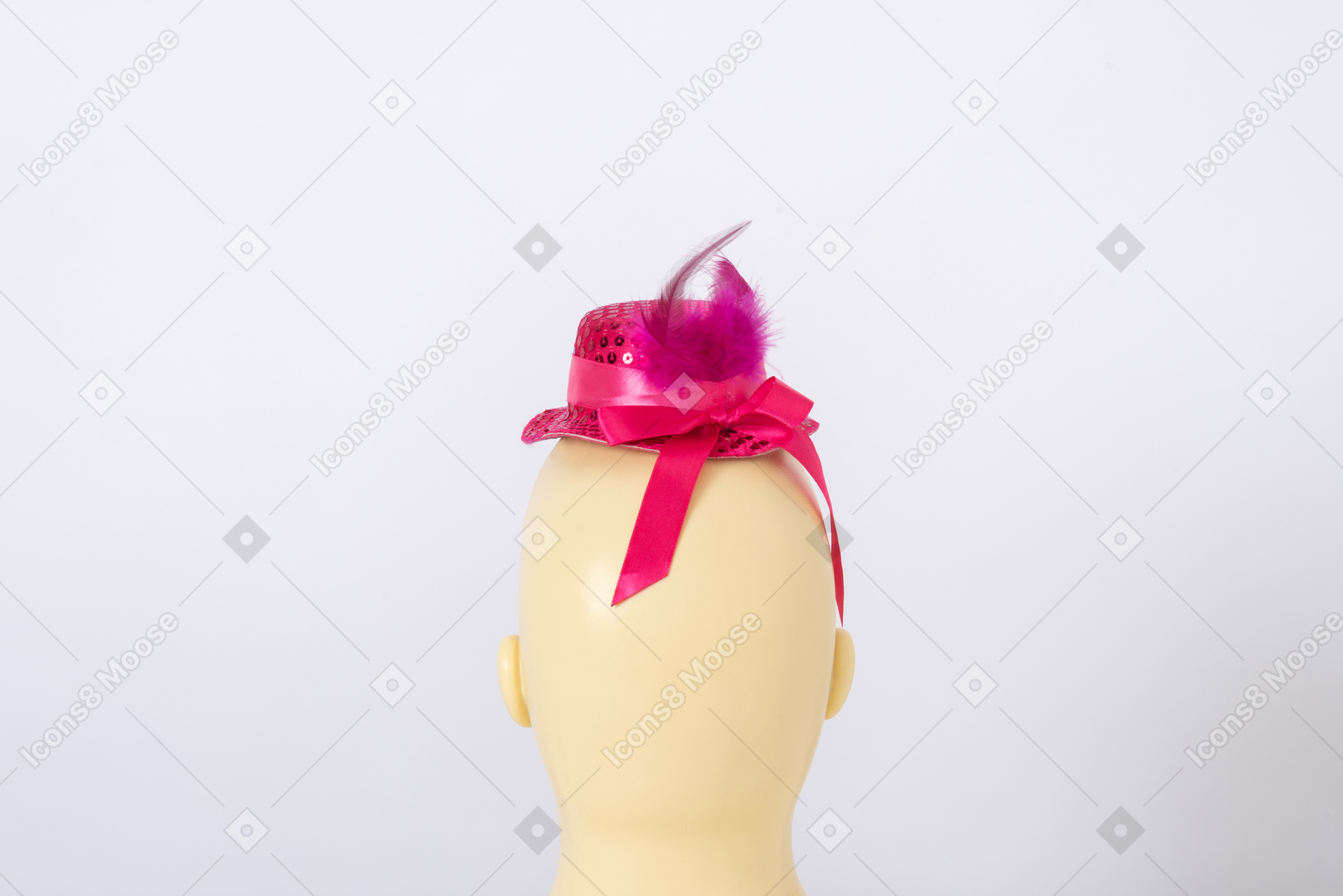마네킹 머리에 분홍색 모자