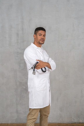 Médecin de sexe masculin debout avec stéthoscope
