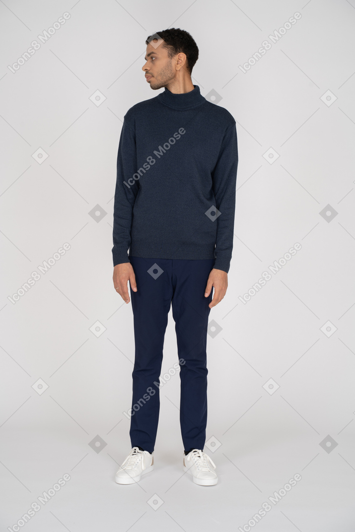 Homme en vêtements noirs debout