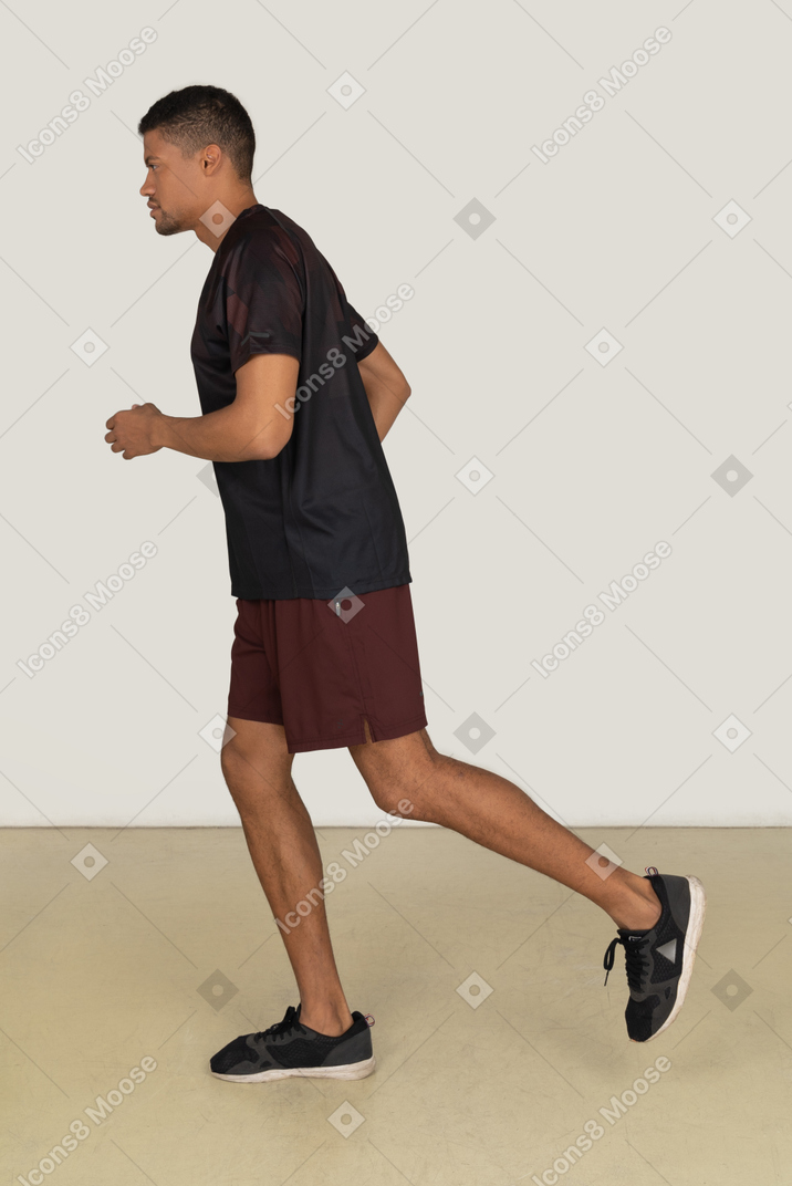 Молодой человек в спортивной одежде бегает трусцой