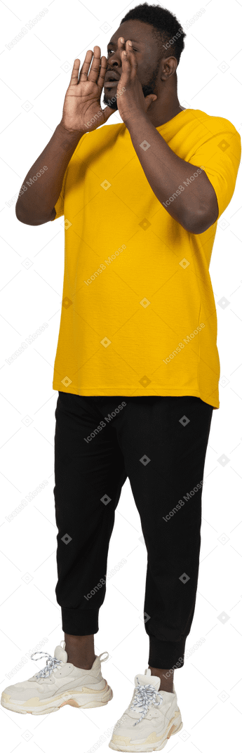 一个身穿黄色 t 恤、尖叫的黑皮肤青年的四分之三视图