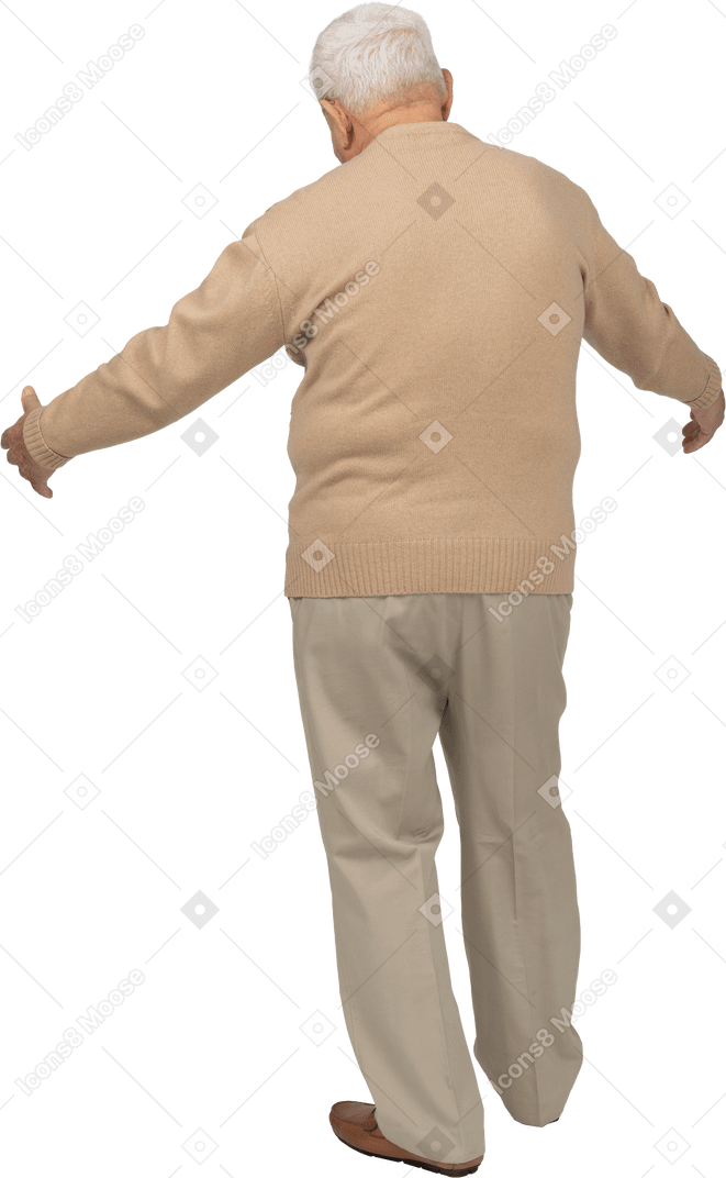 Vista posteriore di un vecchio in abiti casual in piedi con le braccia tese