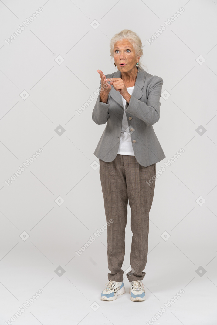 Vista frontal de una anciana en traje explicando algo