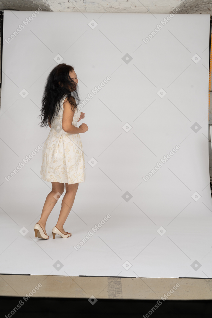 白いドレスを着て踊る女性