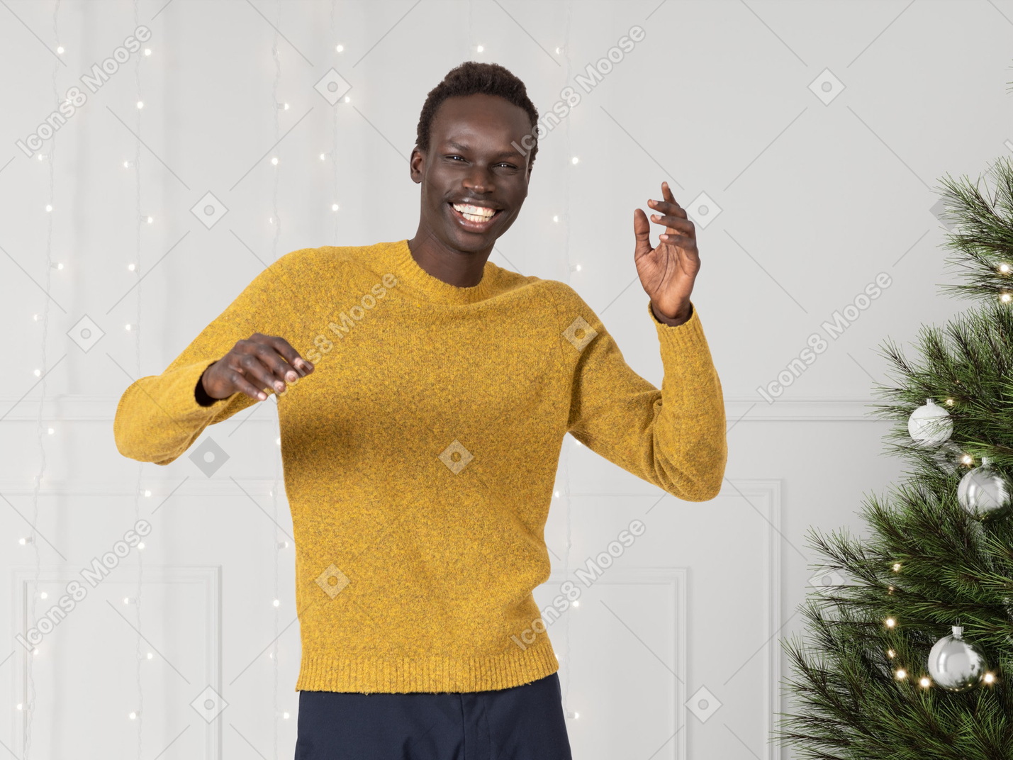 クリスマスツリーの近くの幸せなアフロマン