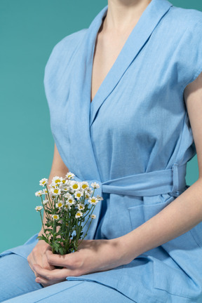 Woman holding a chamomile bouquet