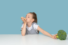 Le brocoli ou le beignet? es-tu sérieux?