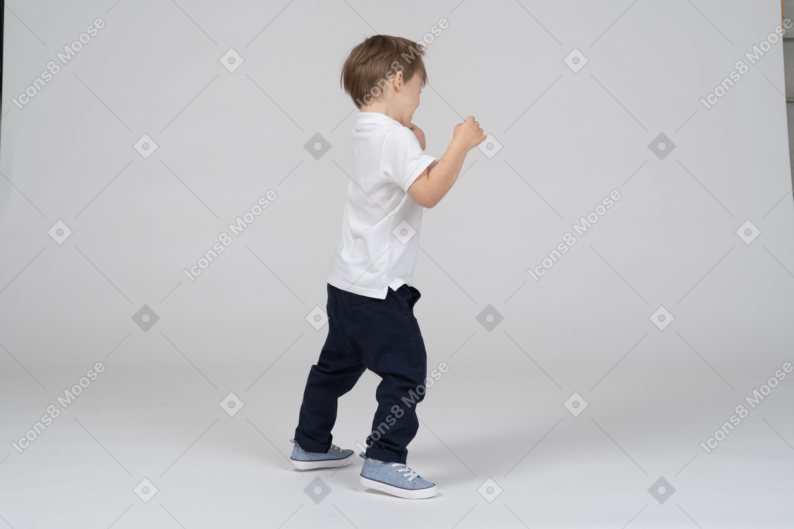 Vista lateral de un niño jugando peleando