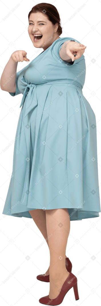 손가락으로 가리키는 파란 드레스를 입은 여성의 전면 모습