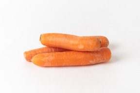 Karotten auf einem weißen hintergrund
