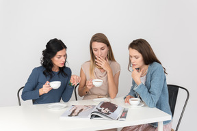 Mädchen plaudern, kaffee trinken und einfach nur chillen