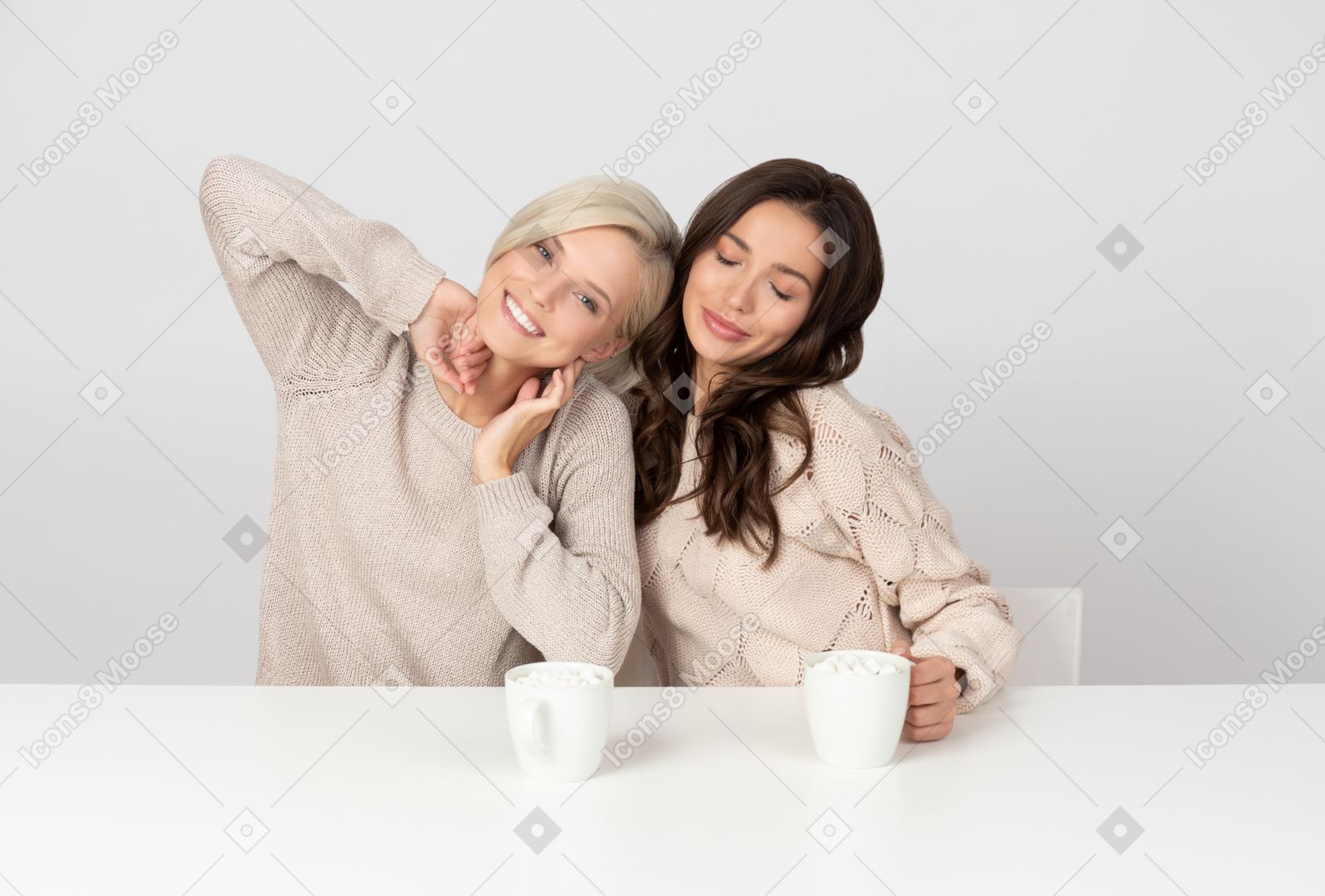 Frauen, die sich umarmen und kaffee trinken
