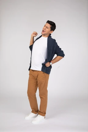 Uomo in abiti casual in piedi