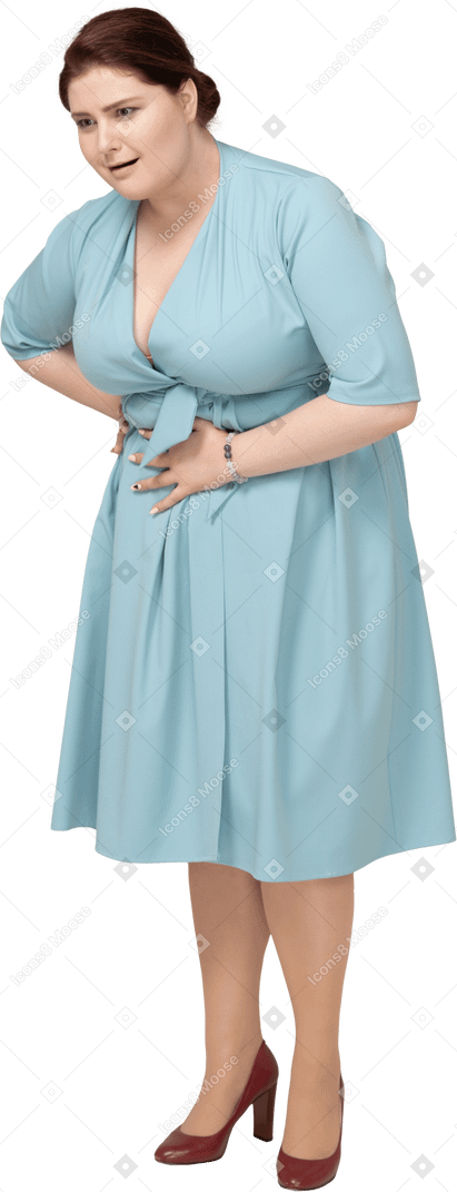 Vista frontal de uma mulher de vestido azul sofrendo de dor de estômago