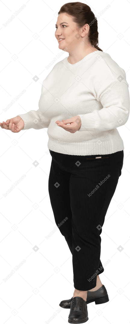 Feliz mujer de talla grande en suéter blanco posando