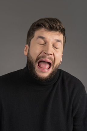 Emotionaler junger mann ist im begriff zu weinen