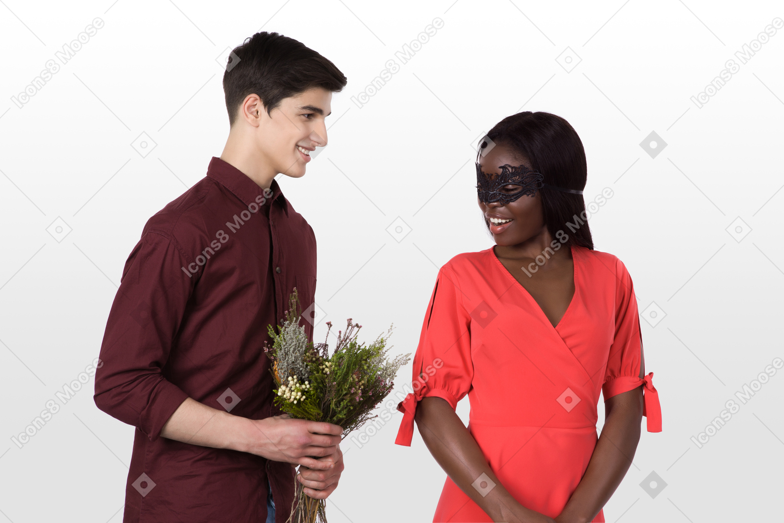 잘 생긴 남자가 카니발 마스크에서 여자 친구를 위해 꽃을 가져 왔습니다.