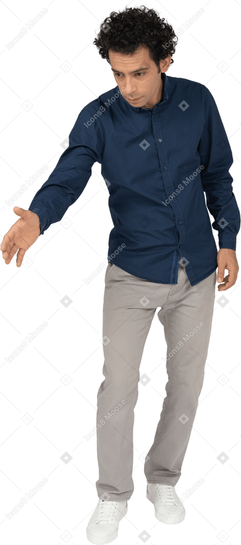 Vista frontal de un hombre en ropa casual dando una mano para agitar